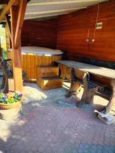 a sauna with a bench and a hot tub at Siedlisko Grzegorza in Leśniki