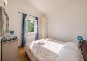 a bedroom with a bed and a window at Koko's home in Ston