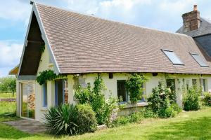 a white house with a brown roof at Le refuge, 4 personnes in Envermeu