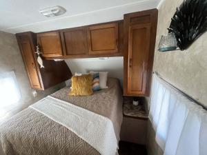 Un pat sau paturi într-o cameră la Camper Ymar