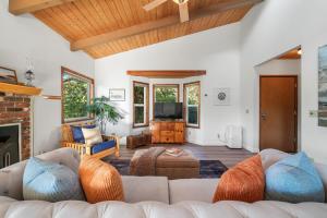 a living room with a couch and a tv at After Dune Delight MCA#50643 in Manzanita