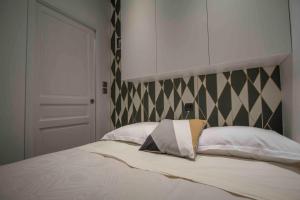 パリにあるノートル ダム パラディ ラタンのベッドルーム1室(ベッド1台、白いキャビネット付)