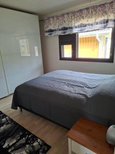 a bedroom with a bed and a window at Huoneisto Rivimerta, Siikajoki in Siikajoki