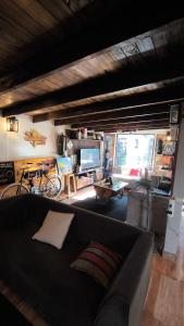 a living room with a couch and a tv at Hostel y Motoposada Sudaka in Garupá