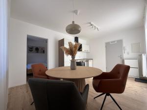 a kitchen and dining room with a table and chairs at Ferienwohnung Thomas in Oberau