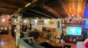 a living room with a couch and a tv at Hostel y Motoposada Sudaka in Garupá