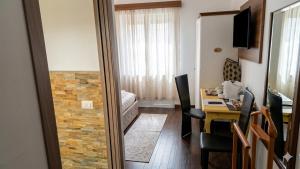 a living room with a table and a dining room at B&B Sansiromilano beboscar it in Milan