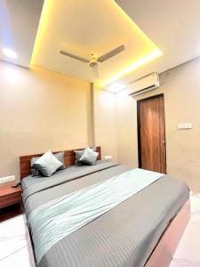 a bedroom with a bed with a ceiling at Hotel Golden Glory Scheme 103 in Indore