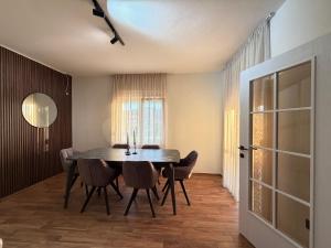 a dining room with a table and chairs at Casa nel verde in Bar