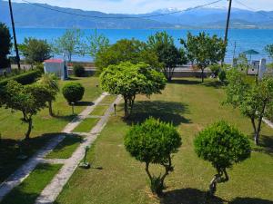 a park with trees and the water in the background at KiteBay Villa in Rákhai