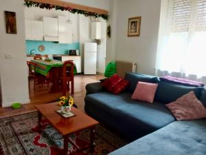 a living room with a blue couch and a table at Appartamento luna, vicino centro storico in Spilimbergo