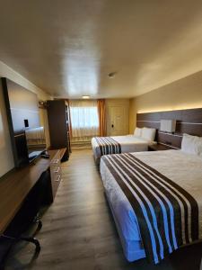 a hotel room with two beds and a television at Knights Inn Lindsay in Lindsay +20 photos