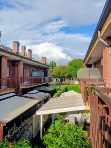a view of the courtyard of a building at Cristine's House in Marino