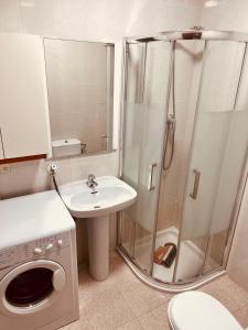a bathroom with a shower and a sink and a toilet at MARSOL RELAX Roda de Barà in Roda de Bará +4 photos