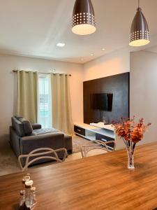 a living room with a couch and a table at Apartamento de 2 Quartos no Centro in Imperatriz