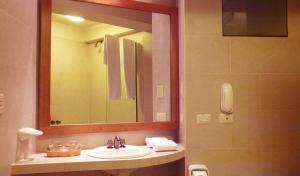 a bathroom with a sink and a mirror at Andina Principal in Machu Picchu