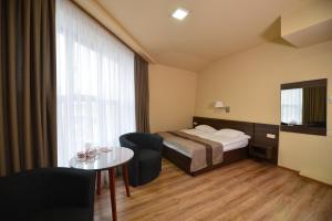 Cama ou camas em um quarto em Yerevan Deluxe Hotel