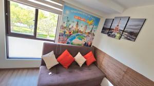 a living room with a brown couch with four pillows at Apartamento EL PRADO de lujo in Cochabamba