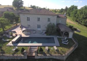 an aerial view of a house with a swimming pool at Le Marancènes in Laroque-Timbaut