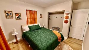 a bedroom with a green bed in a room at Charming Citrus in Inverness