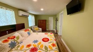 a bedroom with a bed with a flower blanket on it at Charming Citrus in Inverness +34 photos