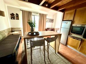 a kitchen with a table and chairs in a room at Casa Encosta da Caniçada in Vieira do Minho