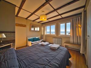 a bedroom with a bed with two towels on it at Bariloche Hostel in San Carlos de Bariloche