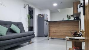 a living room with a couch and a refrigerator at Apartamento El Trébol 101 in Jardin