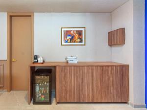 a counter in a room with a refrigerator at Brada Collection Vendôme in Guadalajara