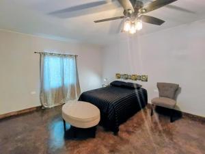 a living room with a bed and a ceiling fan at Casa Kanaph Reynosa 1 in Reynosa