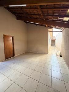 an empty room with a door and a tile floor at Casa Cambuí Molina in Franca +1 photo