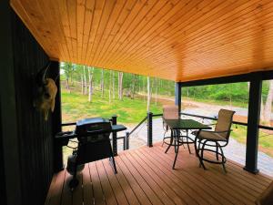 a screened in porch with a table and chairs at Bison Farm - Cabin "Loma" in Culpeper
