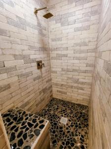 a bathroom with a shower with a black and white at Casa Kanaph Reynosa 1 in Reynosa +20 photos