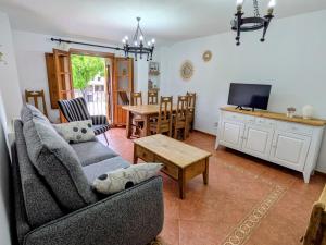 a living room with a couch and a table at At - Anita in La Alberca