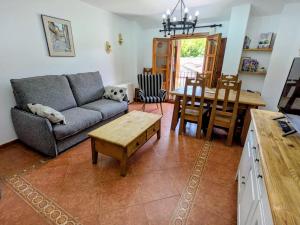 a living room with a couch and a table at At - Anita in La Alberca