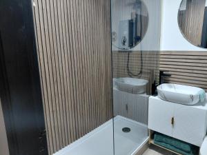 a bathroom with a sink and a mirror at Little Nuek in Largs