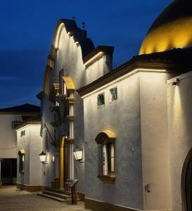 a building with a dome on the side of it at Olivos Lujan in Luján
