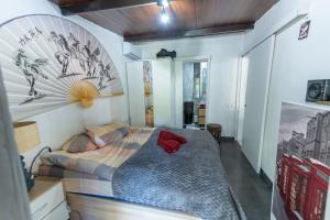 a bedroom with a bed in the middle of it at Oasis fataga 2 in San Bartolomé