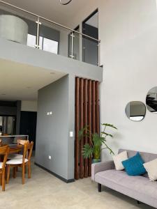 a living room with a couch and a table at Casa Colibrí in Alajuela