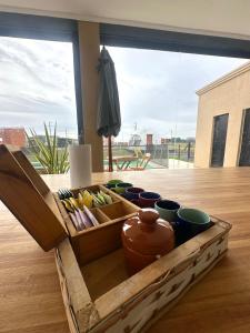 a wooden box with cups and a pot on a table at Glamping privado con pileta y quincho in San Vicente