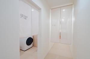 ein weißes Badezimmer mit Dusche und Toilette in der Unterkunft EdoHouse -エドゥハウス- in Hida