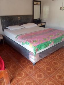 a large bed in a room with at Chepclean in Kelimutu