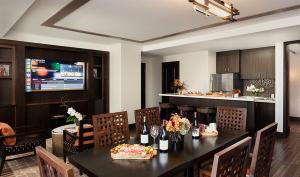 Chumash Casino Resort في سانتا ينز: غرفة طعام مع طاولة ومطبخ