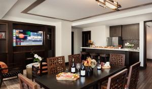 ein Esszimmer mit Tisch und eine Küche in der Unterkunft Chumash Casino Resort in Santa Ynez