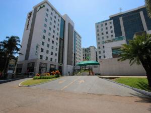 an empty street in a city with tall buildings at Apartamento Jade Hotel - Park Sul in Brasília