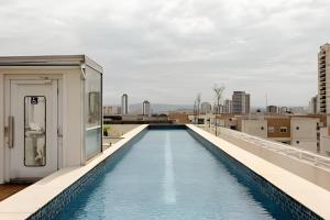 a swimming pool on the roof of a building at Spazio Lume Luzes da Mooca in São Paulo