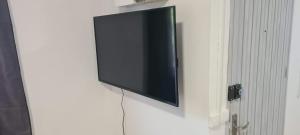 a flat screen tv hanging on a wall at Paradies Caraïbes II in Les Abymes