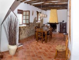 comedor con mesa y chimenea en Casa Rural Zambra, en Priego de Córdoba