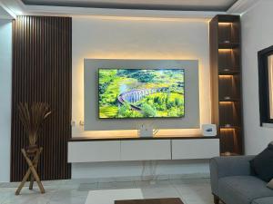 a living room with a tv on a wall at Luxury résidence Bassam in Moosou