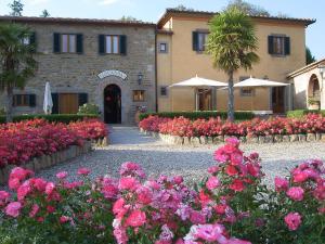 a garden filled with lots of flowers in front of a building at Borgo Il Melone in Cortona